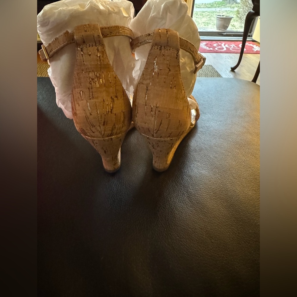 Lilly Pulitzer Jenna Wedge - NWOT - box included - Size 8.5 - Picture 4 of 6